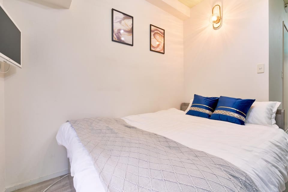 Bed, TV and multimedia, Bedroom