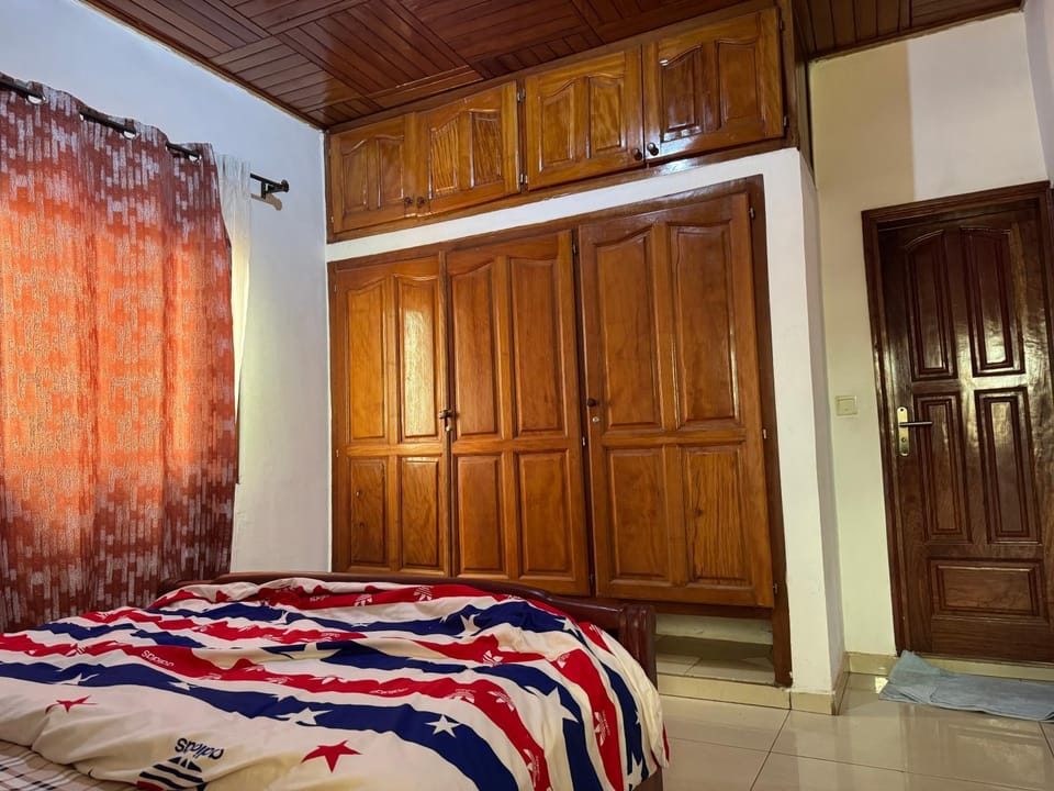 Appartement moderne de 120m2, doté de caméras de surveillance, quartier résidentiel, Nkomo Maetur, YAOUNDE Apartment in Yaoundé