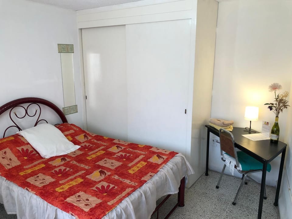 Habitacion con aire acondicionado y sofa en Departamento en el Centro Estacionamiento Vacation rental in Leon