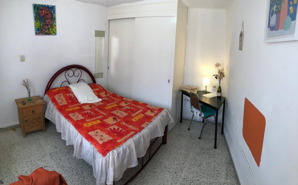 Habitacion con aire acondicionado y sofa en Departamento en el Centro Estacionamiento Vacation rental in Leon