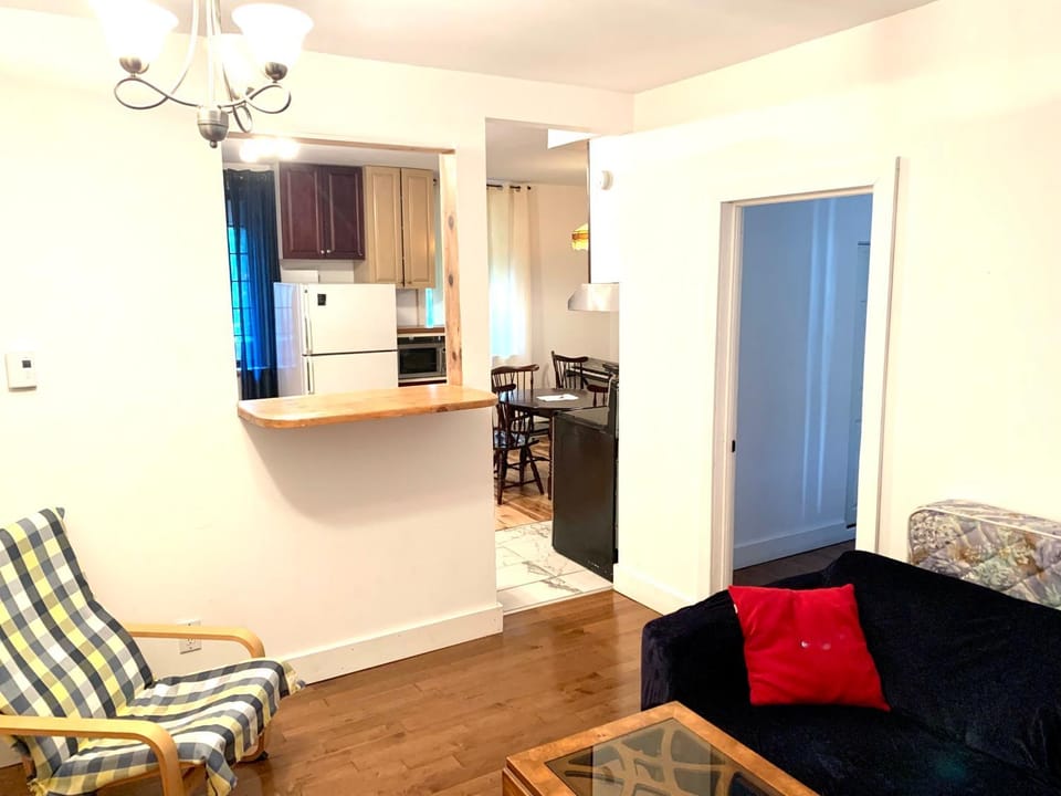 6 guests, King, Queen & Double, Free parking, QC Apartment in Quebec City