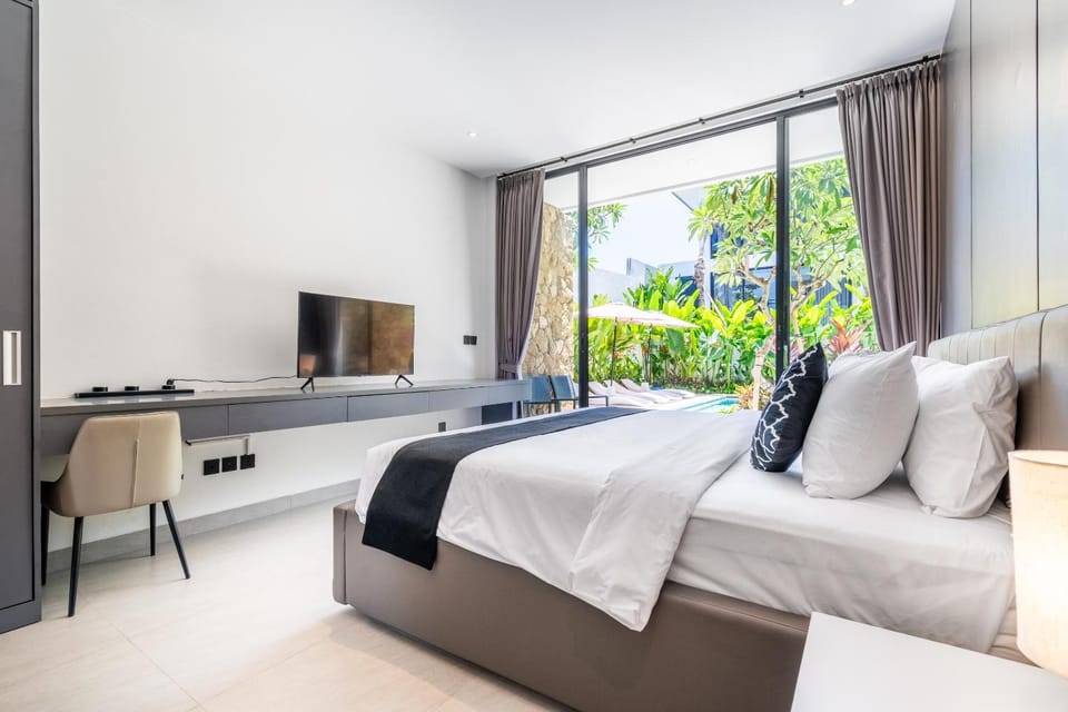 Bed, TV and multimedia, Photo of the whole room, Seating area, Bedroom, Family