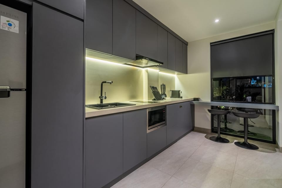 Kitchen or kitchenette, Seating area, microwave, stove