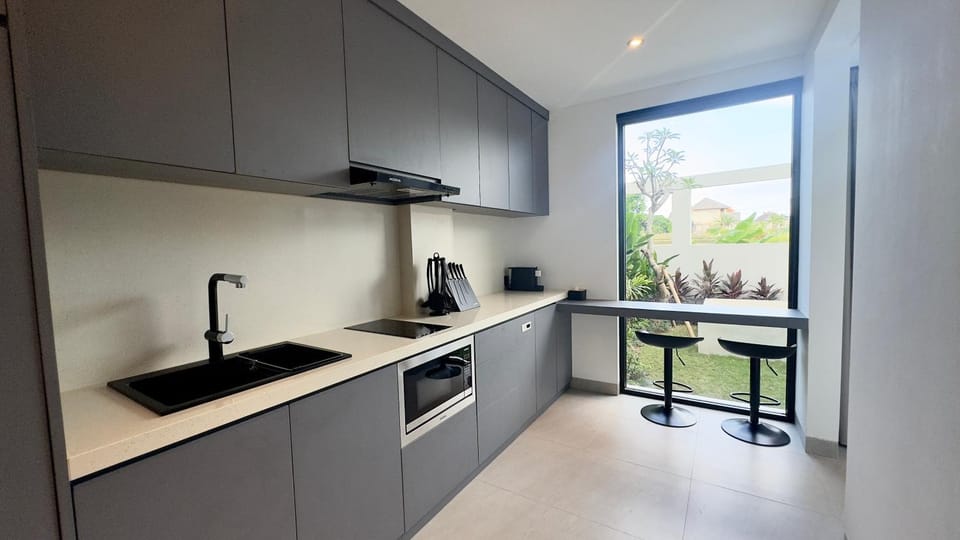 Coffee/tea facilities, Kitchen or kitchenette, Seating area, Dining area, microwave, stove