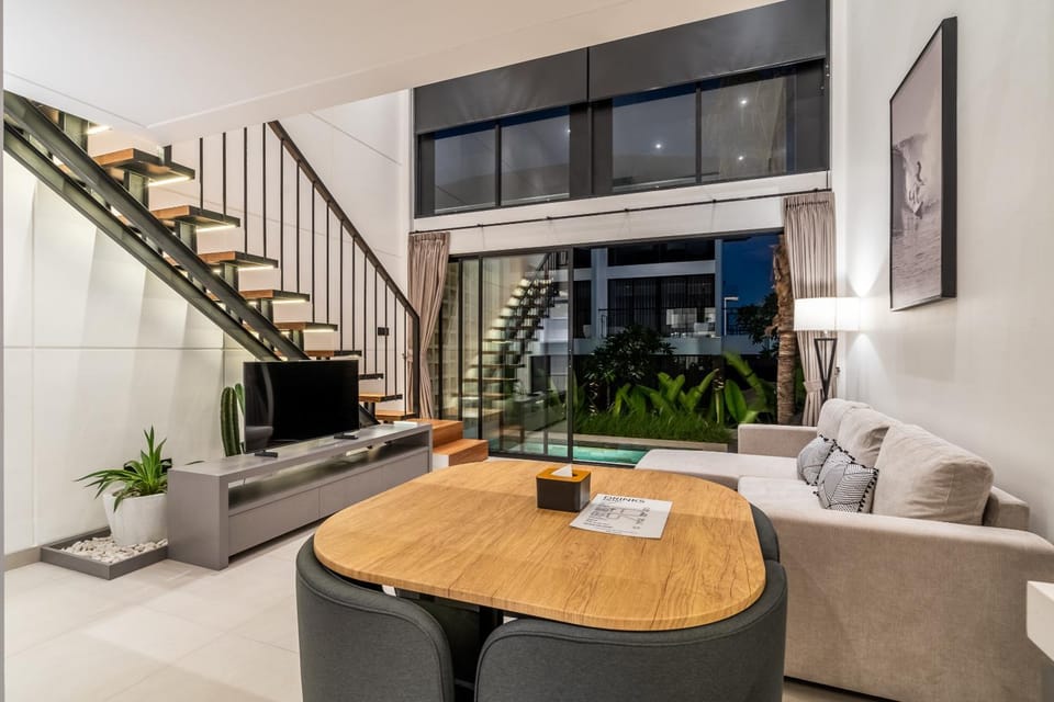 TV and multimedia, Living room, Seating area, Dining area