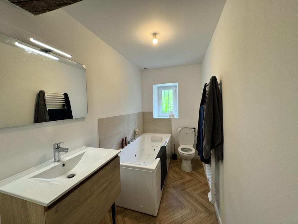 Toilet, Hot Tub, Bathroom, Bath, towels