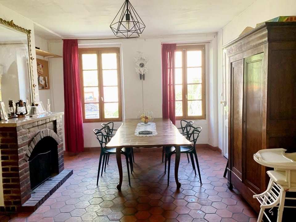 Kitchen or kitchenette, Dining area