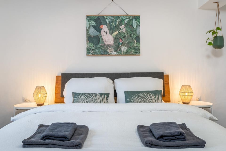Bed, Photo of the whole room, Bedroom, towels