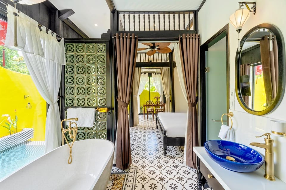 Toilet, Bed, Hot Tub, Bathroom, Photo of the whole room, Bedroom, Bath
