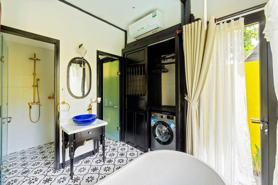Shower, Bed, Bathroom, Photo of the whole room, Bedroom, wardrobe, washing machine, dryer, air conditioner