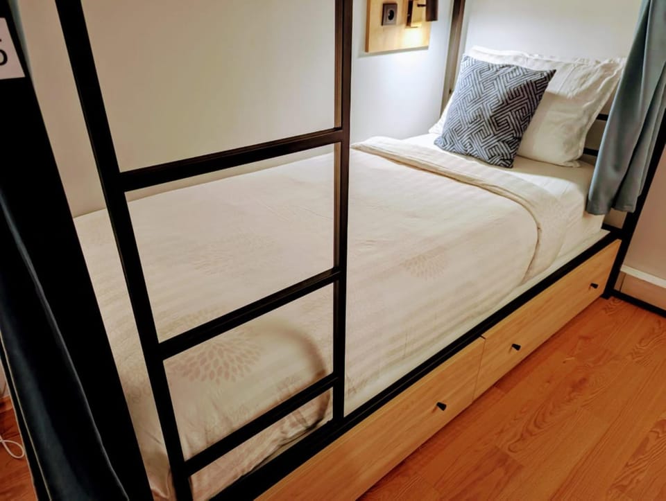 Bedroom, bunk bed