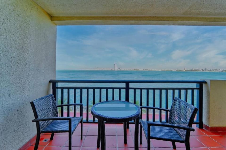 Palm Paradise 1BR - Beachfront Escape with Pool, Gym, Parking & Balcony Apartment in Dubai
