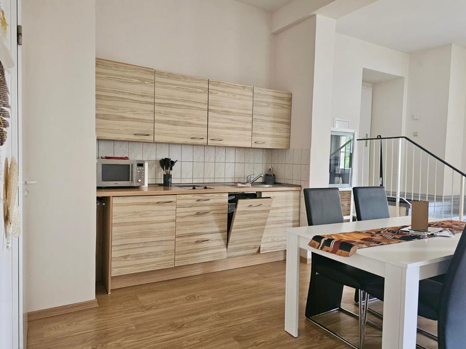 Kitchen or kitchenette, Dining area, stove