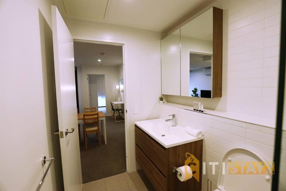 2bd 2bth - Chic Apt in Woden CBD Apartment in Canberra