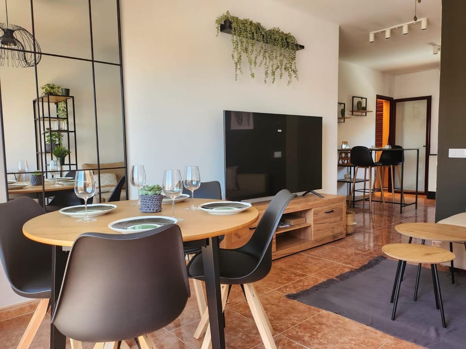 Communal lounge/ TV room, TV and multimedia, Living room, Seating area, Dining area, Evening entertainment