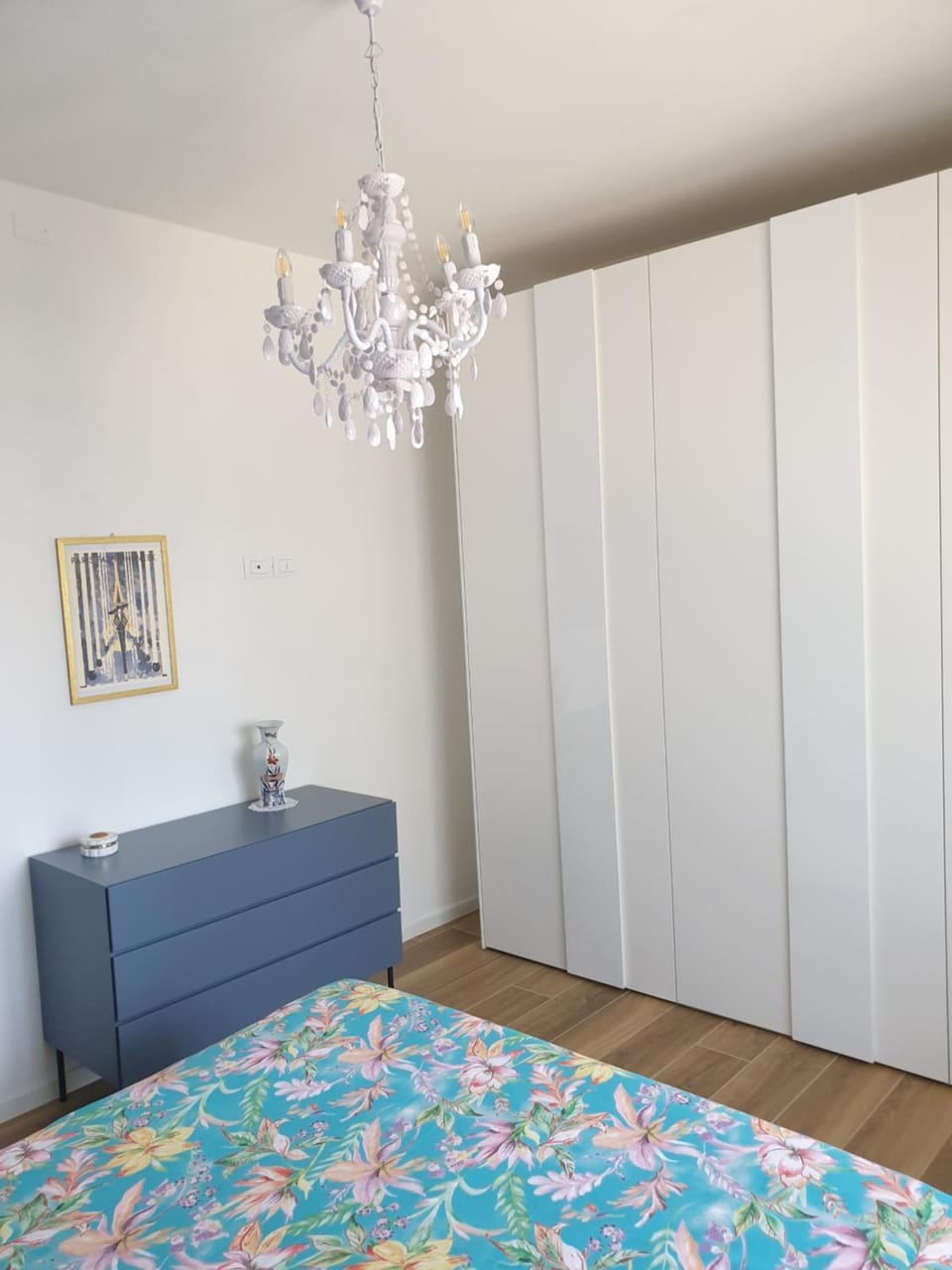 Photo of the whole room, Bedroom, wardrobe