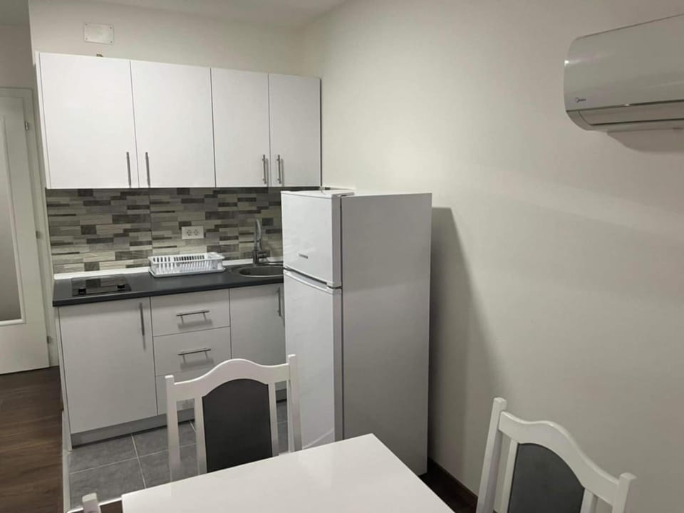 Kitchen or kitchenette, minibar, oven