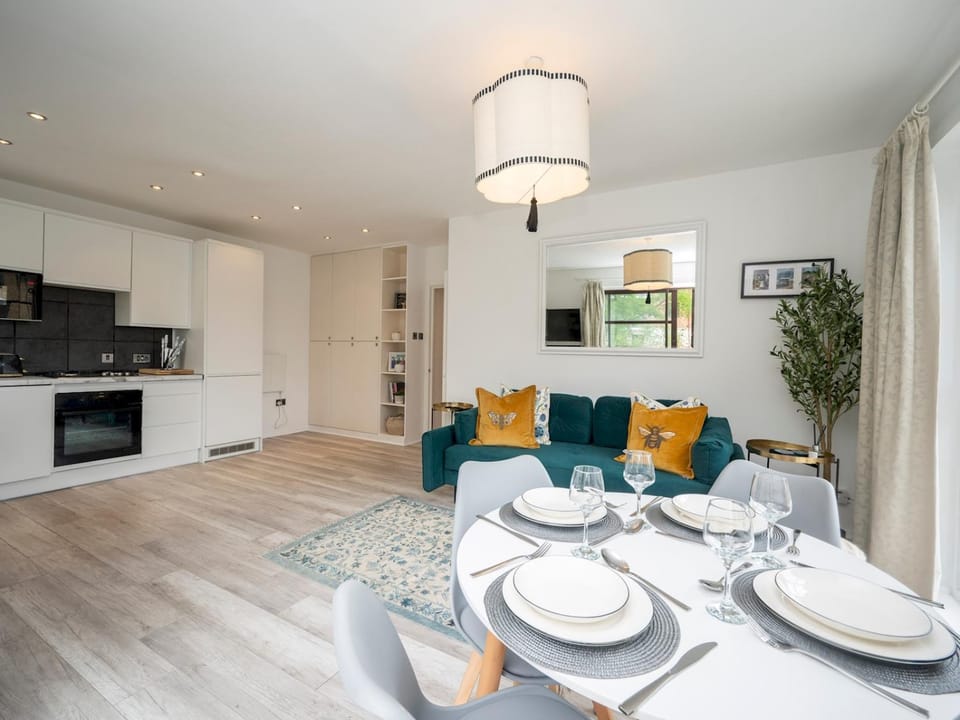 Kitchen or kitchenette, Living room, Seating area, Dining area, stove