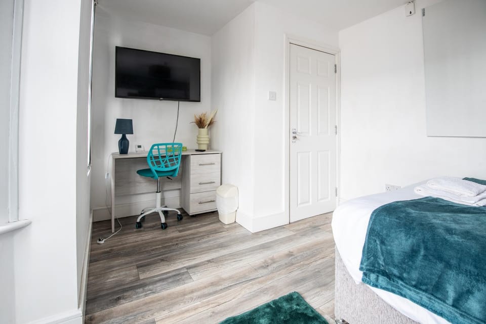 Contractor-Friendly 2Bed Apartment, Near City Centre, Sleeps 4 with Free Parking Apartment in Coventry