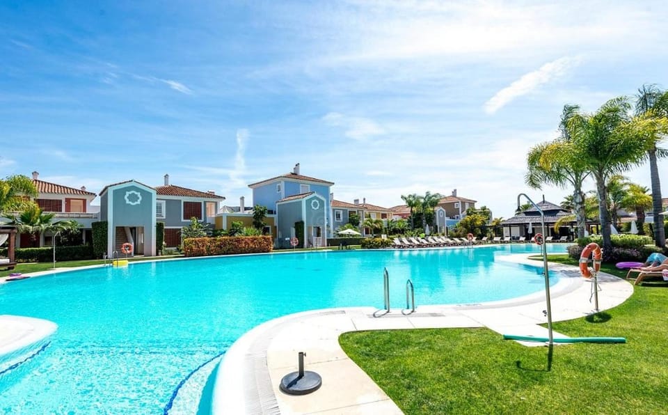 Property building, Restaurant/places to eat, Spring, Day, Natural landscape, Garden, Garden view, Pool view, Swimming pool, sunbed