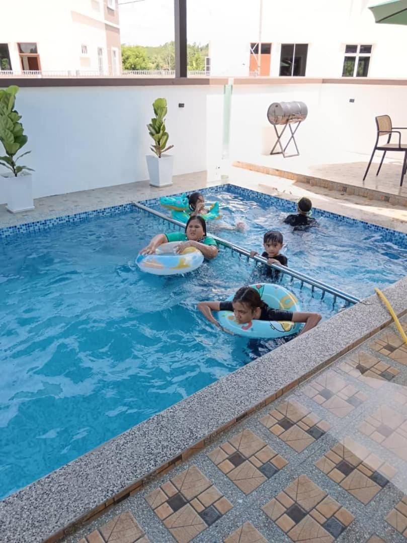 Day, People, Pool view, Swimming pool, children, group of guests, sunbed
