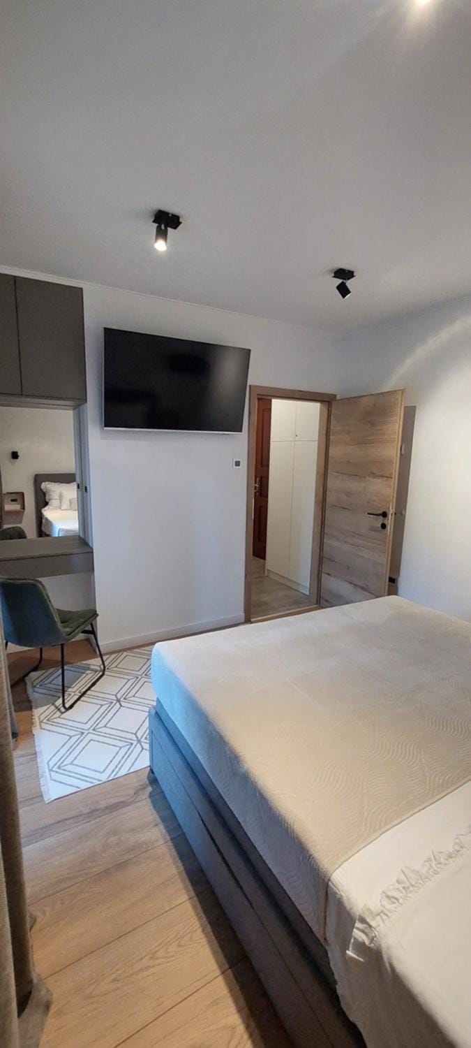 Bed, TV and multimedia, Photo of the whole room, Bedroom