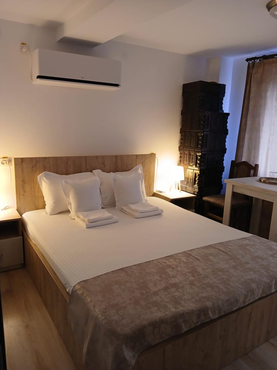 Bed, Photo of the whole room, Bedroom, air conditioner