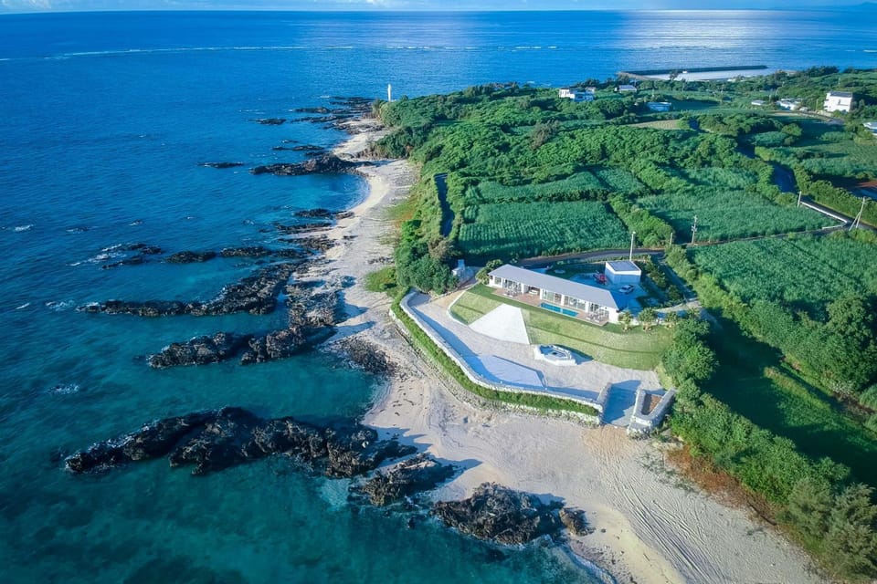 Property building, Nearby landmark, Facade/entrance, Day, Neighbourhood, Natural landscape, Bird's eye view, View (from property/room), Beach, Beach, Pool view, Sea view, Area and facilities, Swimming pool, Location
