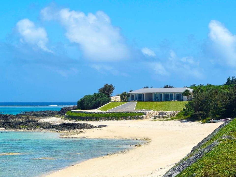 Property building, Nearby landmark, Facade/entrance, Day, Neighbourhood, Activities, Beach, Beach, Sea view, Sea view, Area and facilities, Location, acessibility