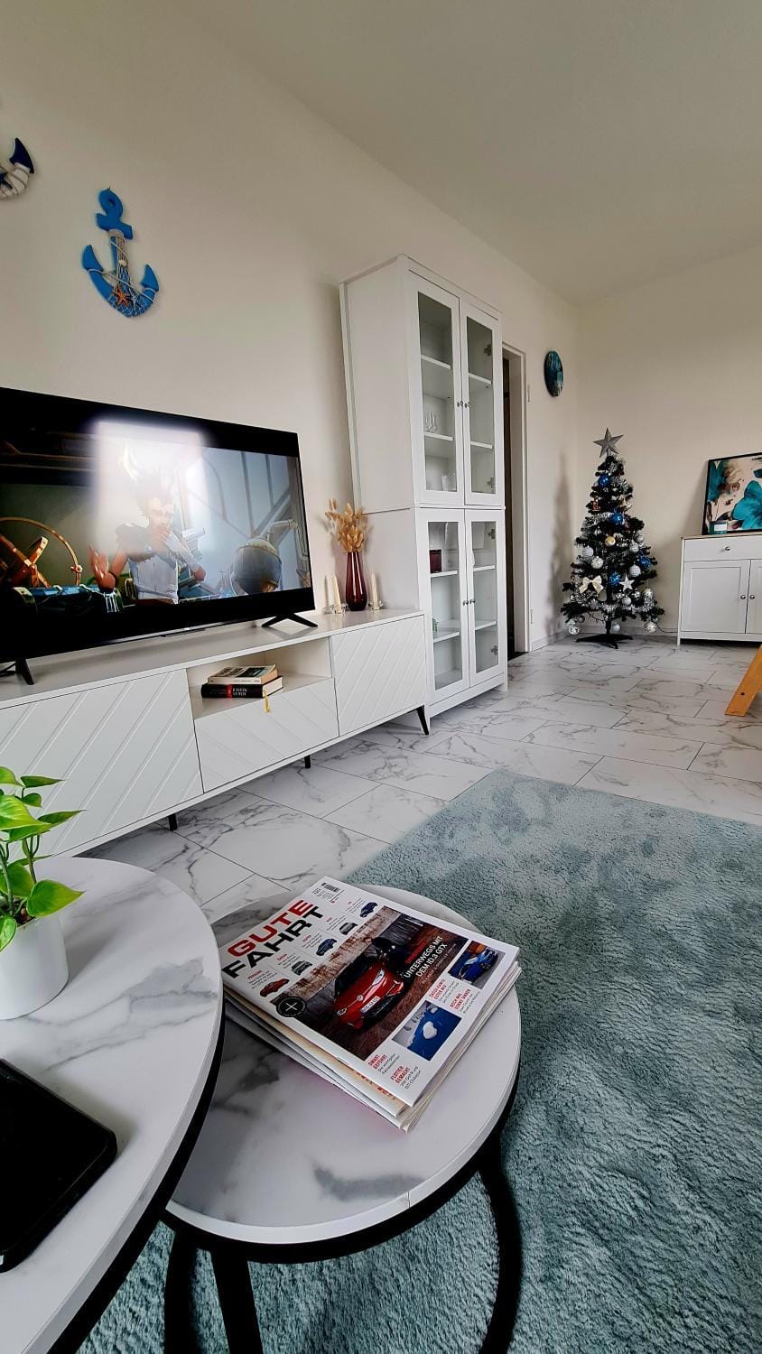 Communal lounge/ TV room, TV and multimedia, Living room, Seating area, Evening entertainment