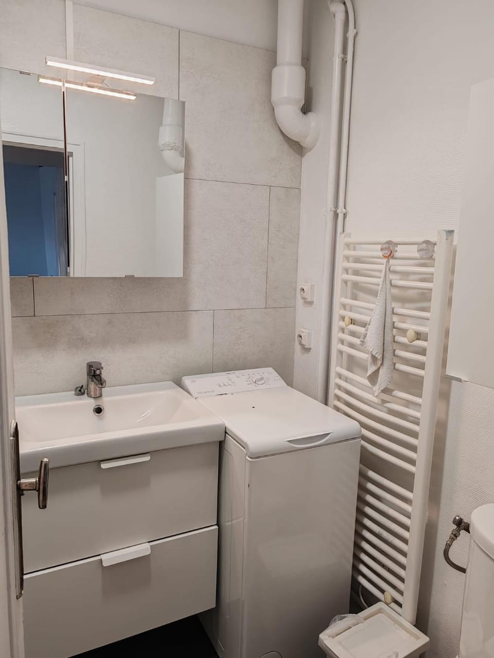 Bathroom, washing machine