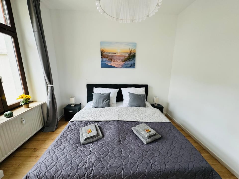 Bed, Bedroom, towels