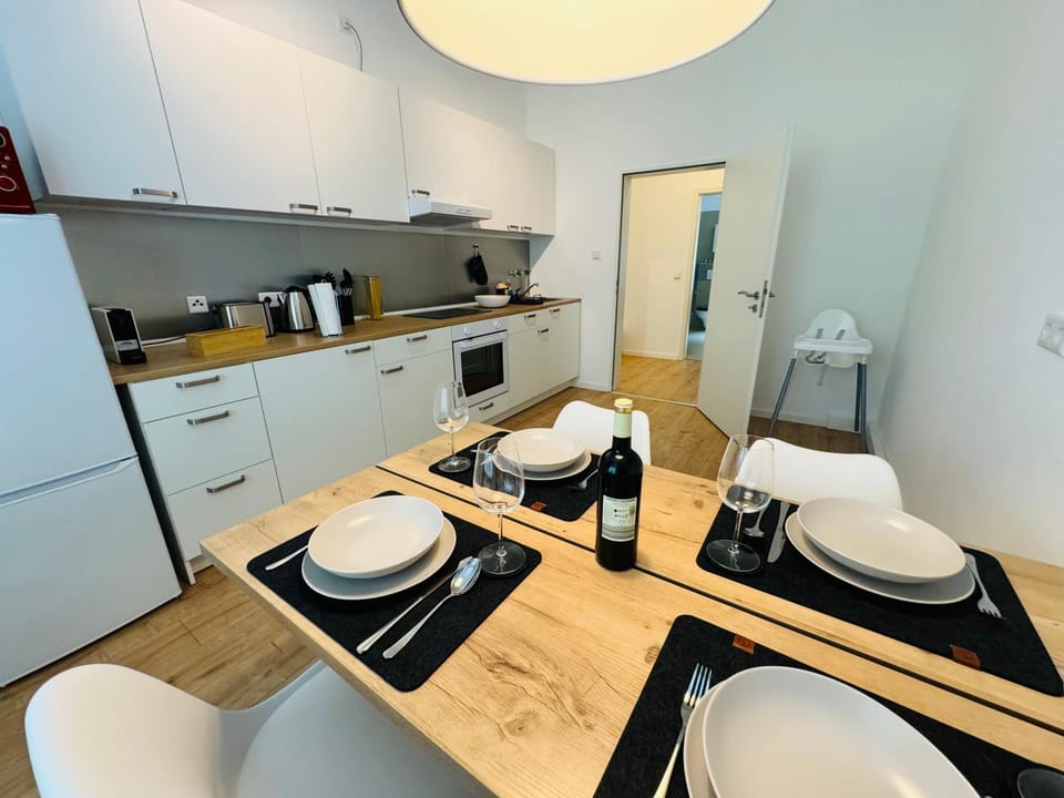 Coffee/tea facilities, Kitchen or kitchenette, Photo of the whole room, Dining area, stove, toaster