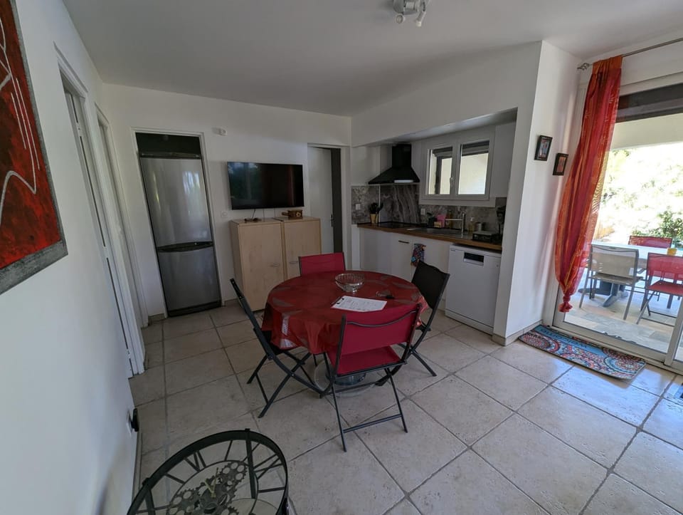 TV and multimedia, Kitchen or kitchenette, Living room, Seating area, Dining area, stove