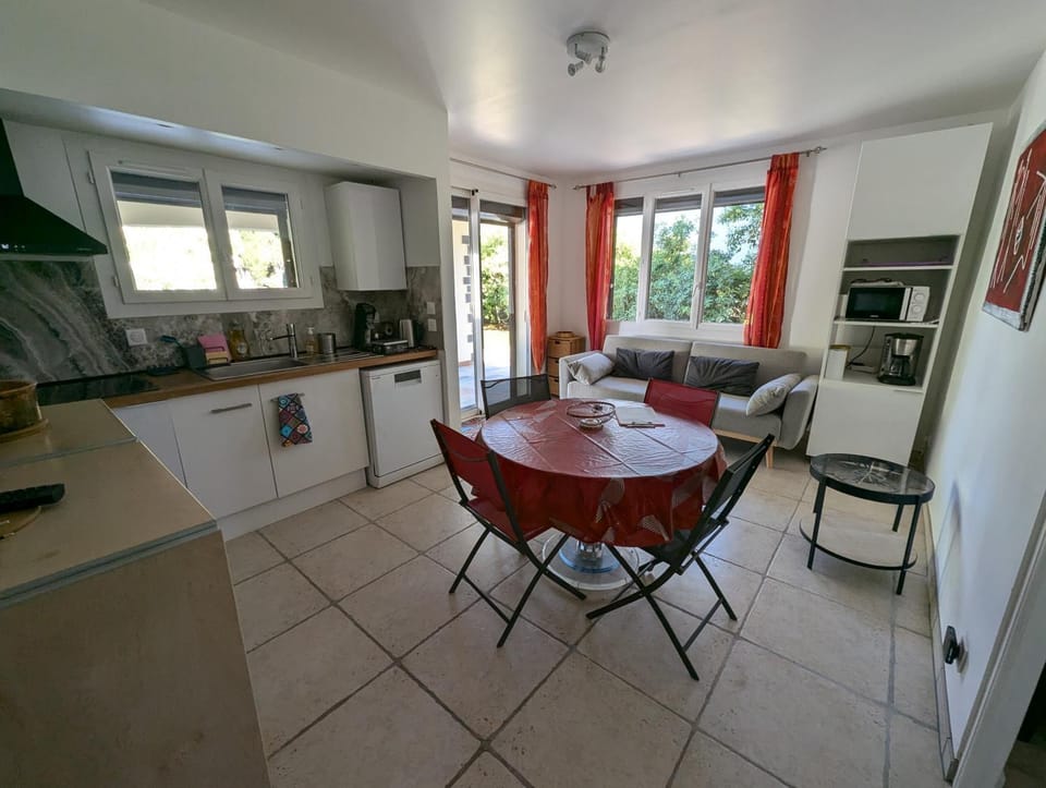Kitchen or kitchenette, Dining area, dishwasher, stove, toaster