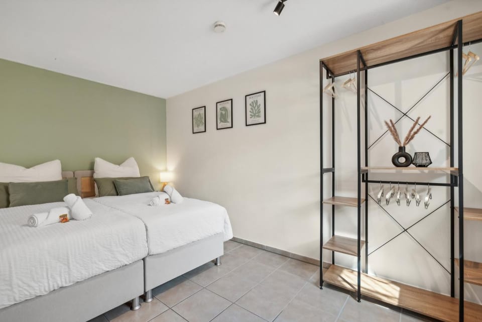 Bed, Photo of the whole room, Bedroom, heating, towels, wardrobe