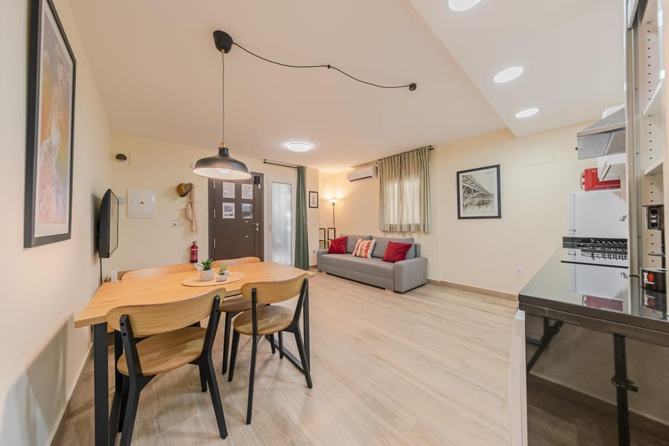 TV and multimedia, Kitchen or kitchenette, Living room, Seating area, Dining area, air conditioner
