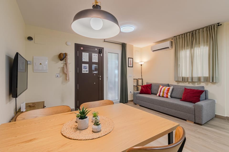 TV and multimedia, Living room, Seating area, Dining area