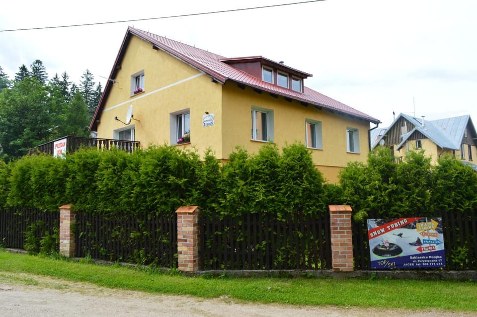 Property building, Neighbourhood, Natural landscape, Garden, Garden view, Street view, Quiet street view, Parking