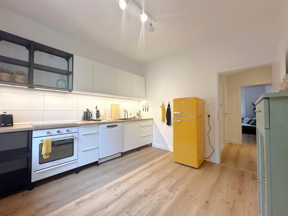 Coffee/tea facilities, Kitchen or kitchenette, dishwasher, oven, stove, toaster, kitchen