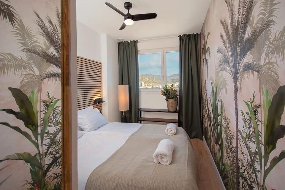 Urban Jungle in Malaga Center, 18th Floor, Rooftop pool, Free Parking Apartment in Malaga