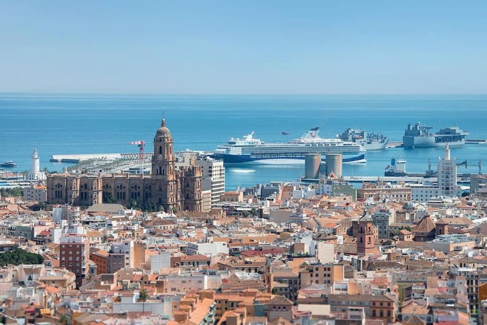 Urban Jungle in Malaga Center, 18th Floor, Rooftop pool, Free Parking Apartment in Malaga