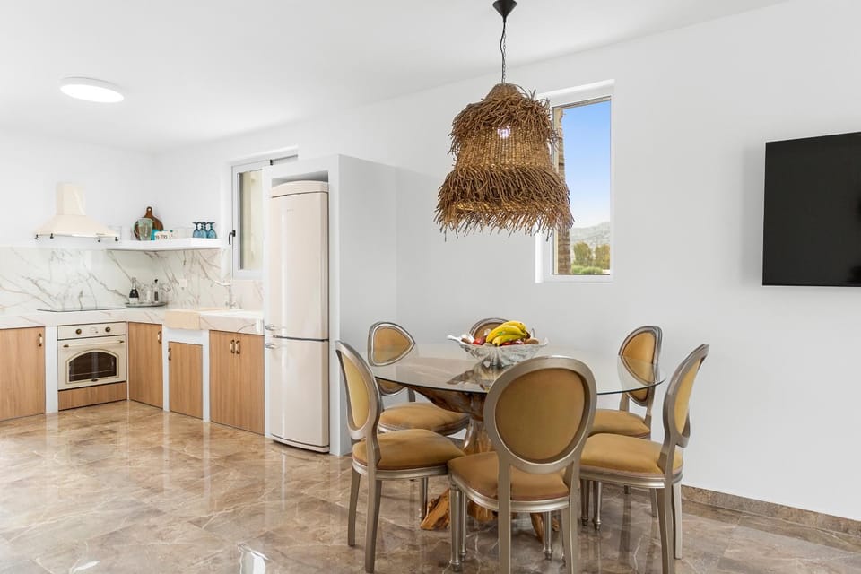 Kitchen or kitchenette, Seating area, oven