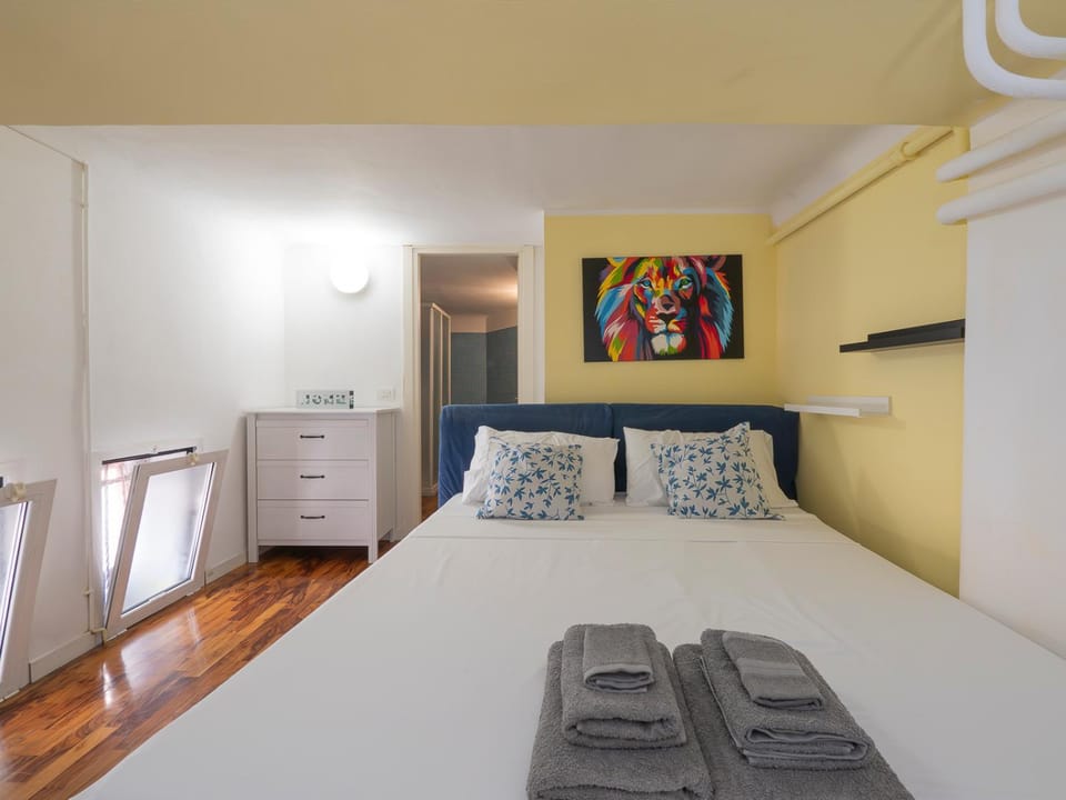 Bed, Bedroom, towels