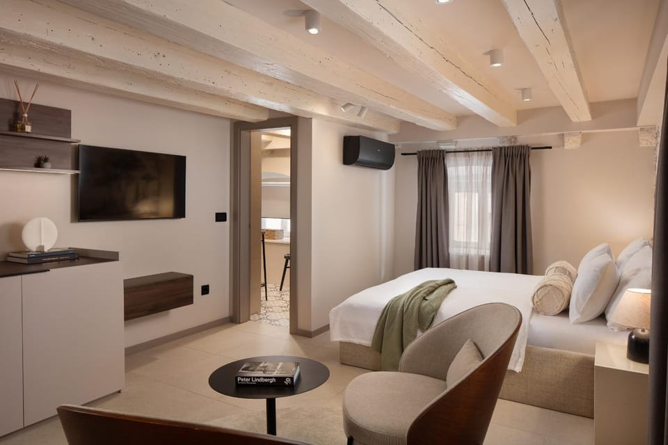 Bed, TV and multimedia, Living room, Seating area