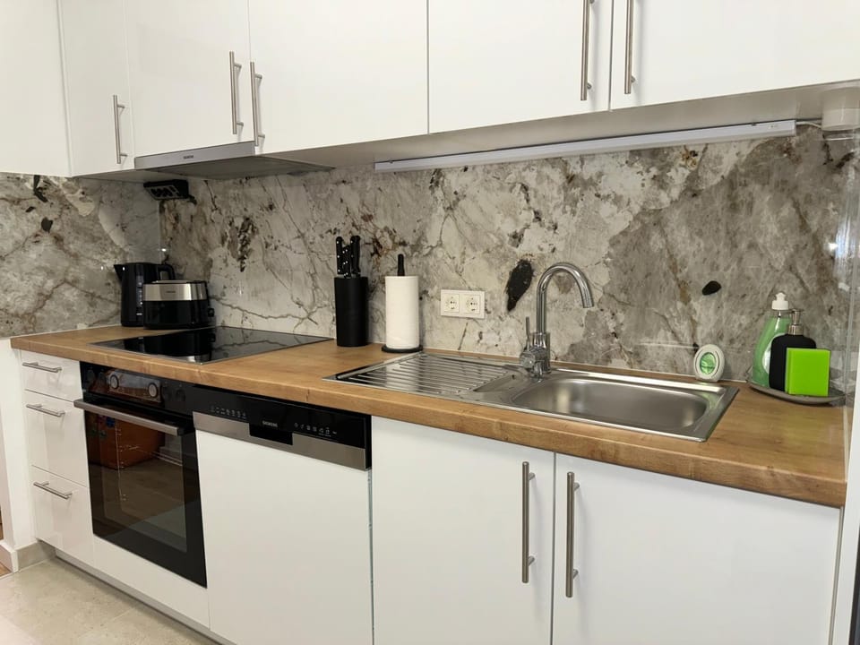 Coffee/tea facilities, Kitchen or kitchenette, dishwasher, oven, stove, toaster