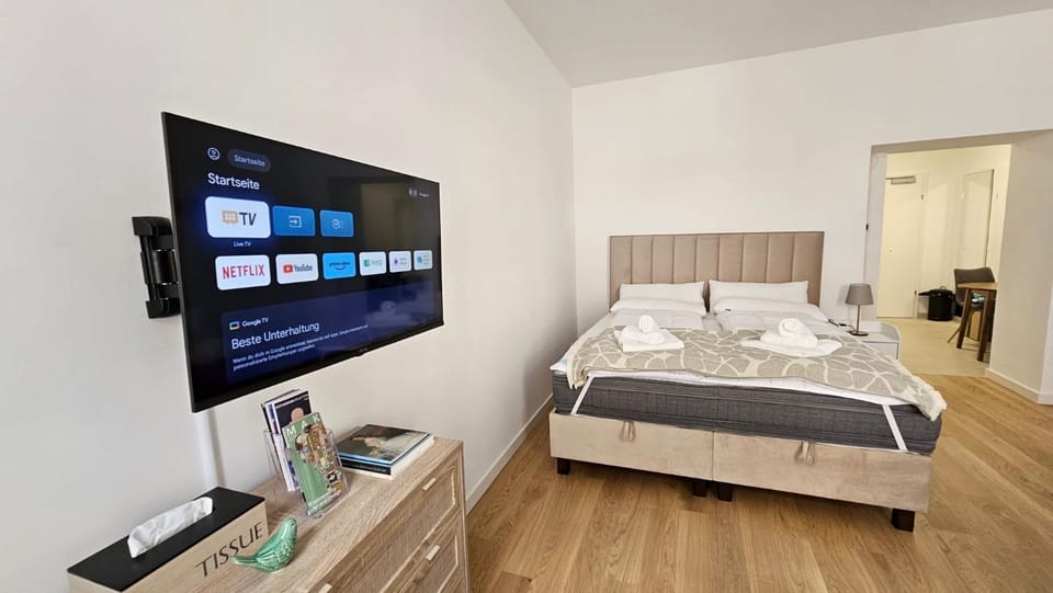 Bed, TV and multimedia, Photo of the whole room, Bedroom