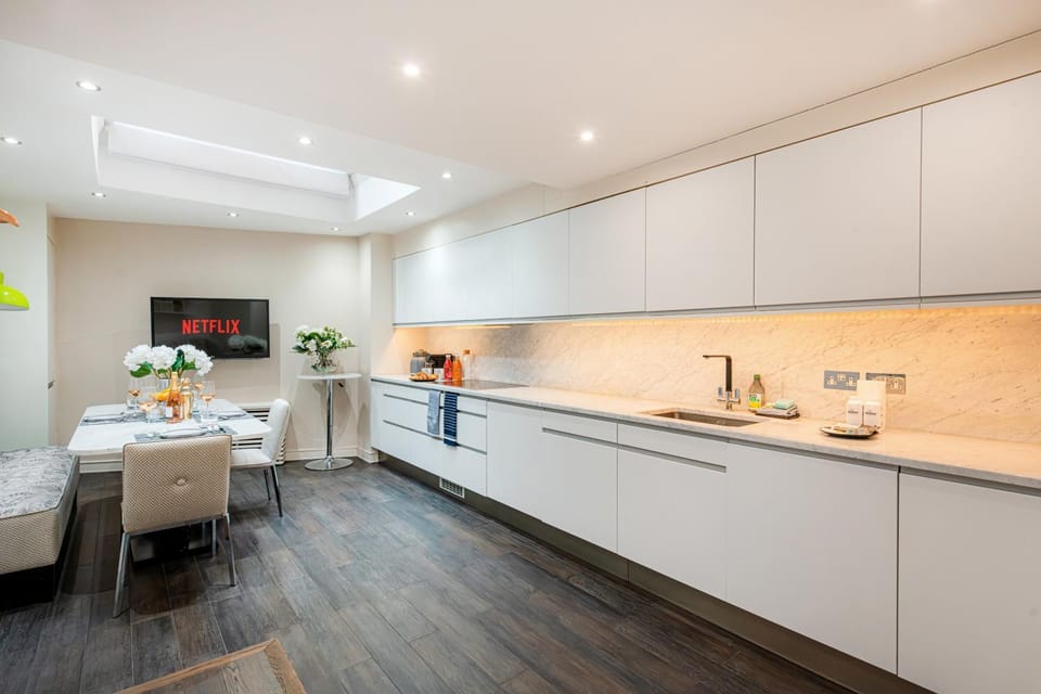 TV and multimedia, Kitchen or kitchenette, Dining area, minibar, oven, stove