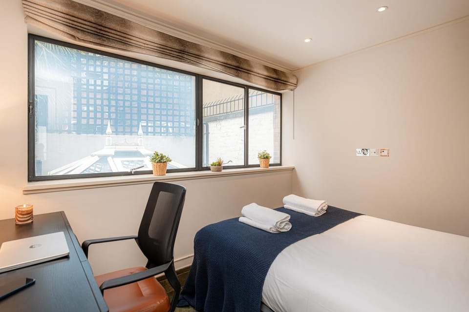 Bed, Photo of the whole room, Seating area, Bedroom, hair dresser