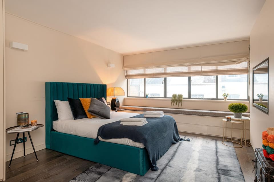 Bed, Photo of the whole room, Seating area, Bedroom